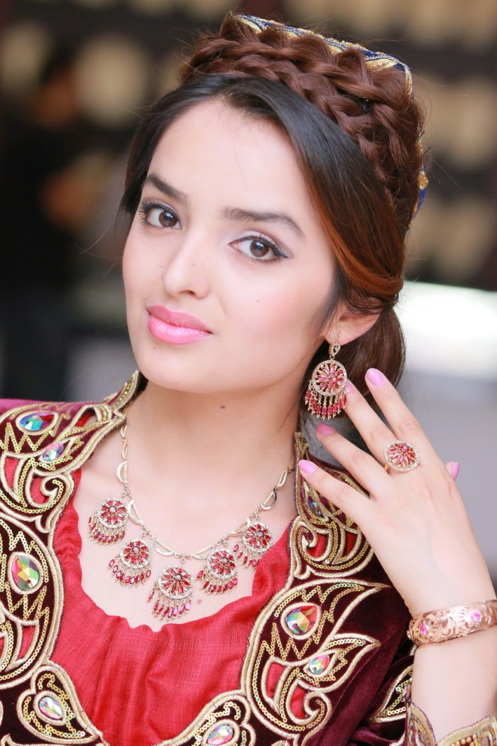 Femme tadjike moderne - entre tradition et modernité