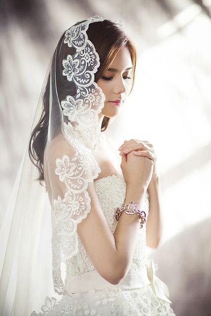 wedding dresses 1486256 640