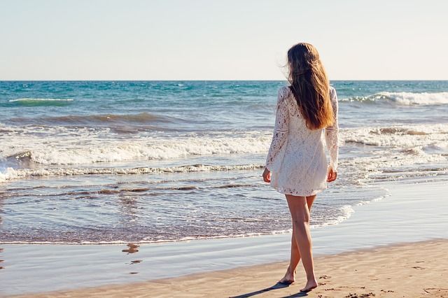 young woman plage