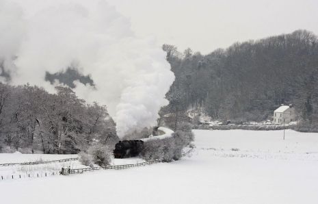 Train à vapeur sous la neige